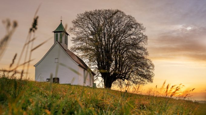 The Power of Visuals: Designing Compelling Marketing Materials for Churches
