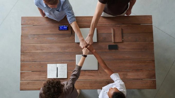 EoR vs. Traditional Employment: Which is Better for Businesses?