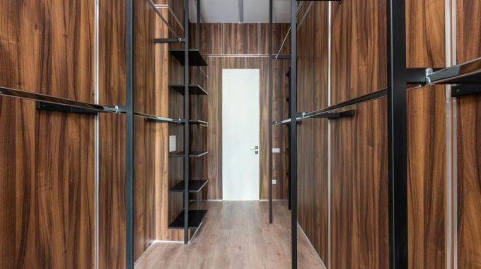 How Durable Is Natural Oak Veneer for High-Traffic Areas?
